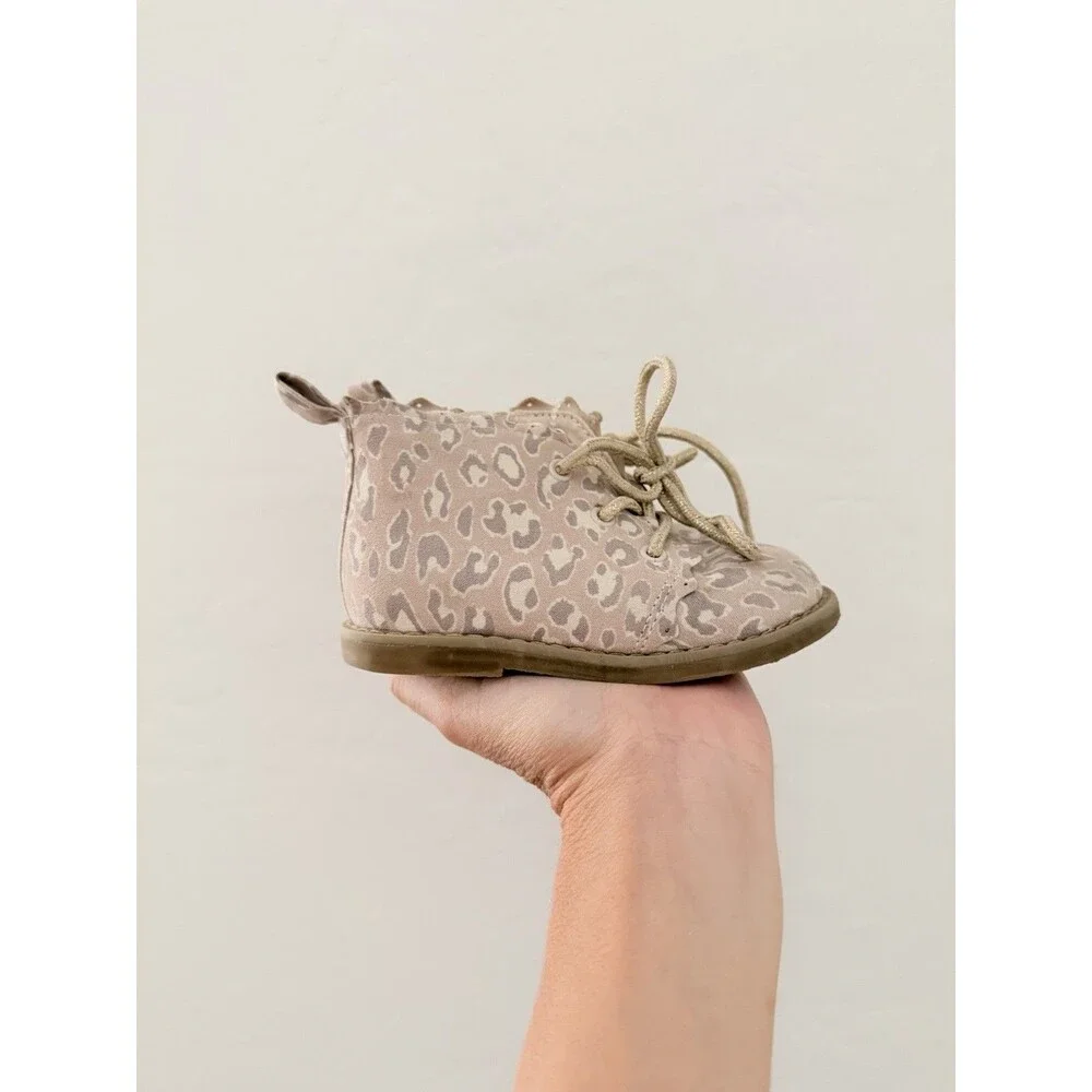 Baby Gap Toddler Girls Snow Leopard Lace Up Ankle Boots Scalloped Size 6